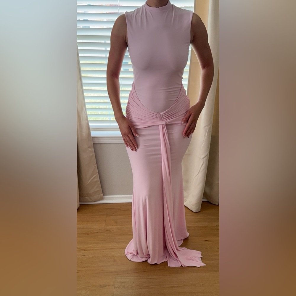 Club L - GRAZIANA
PINK HIGH-NECK GATHERED DRAPED MAXI DRESS